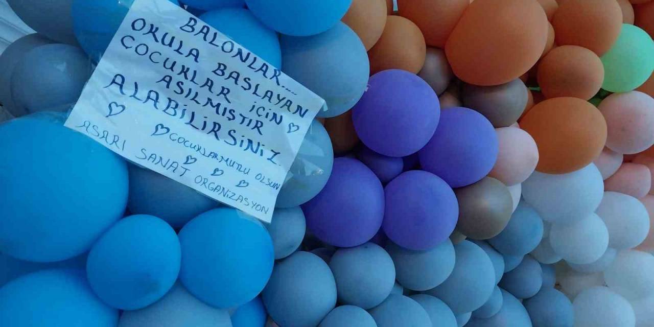 Okula Başlayan Öğrenciler İçin Asılan Balonlar İlgi Odağı Oldu