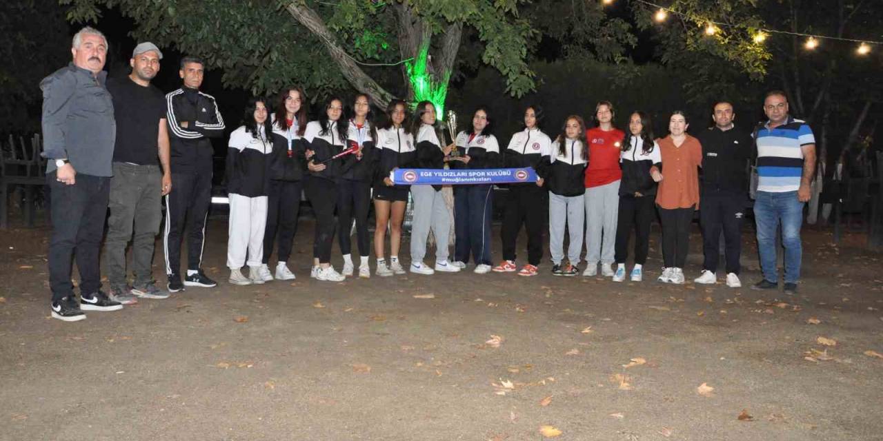 Ege Yıldızları Kızlar Hokey Takımı Kupa Almaya Devam Ediyor