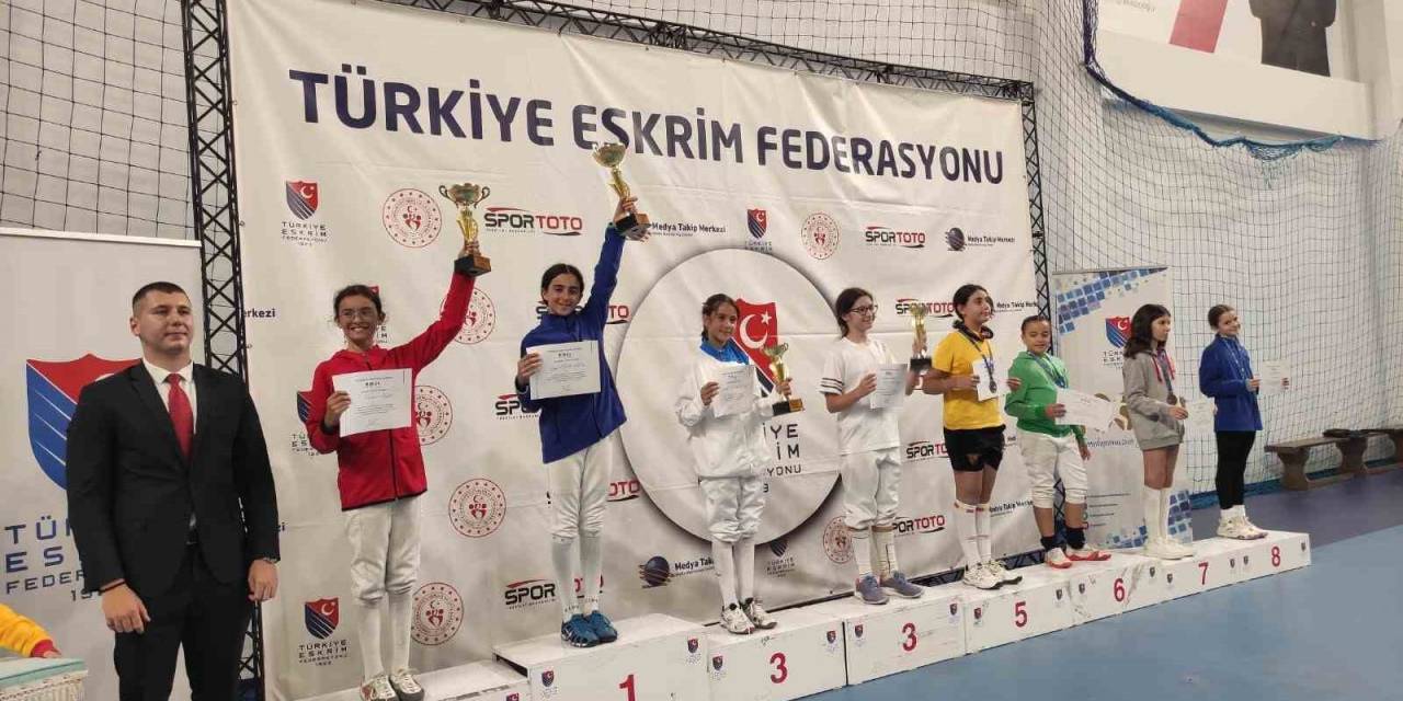 Eskişehirli Sporcular Eskrimde 3 Derece Aldı