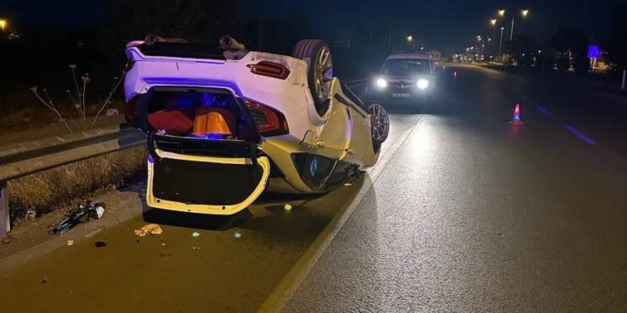 Bariyerlere Çarpıp Devrilen Otomobilde 5 Kişi Yaralandı