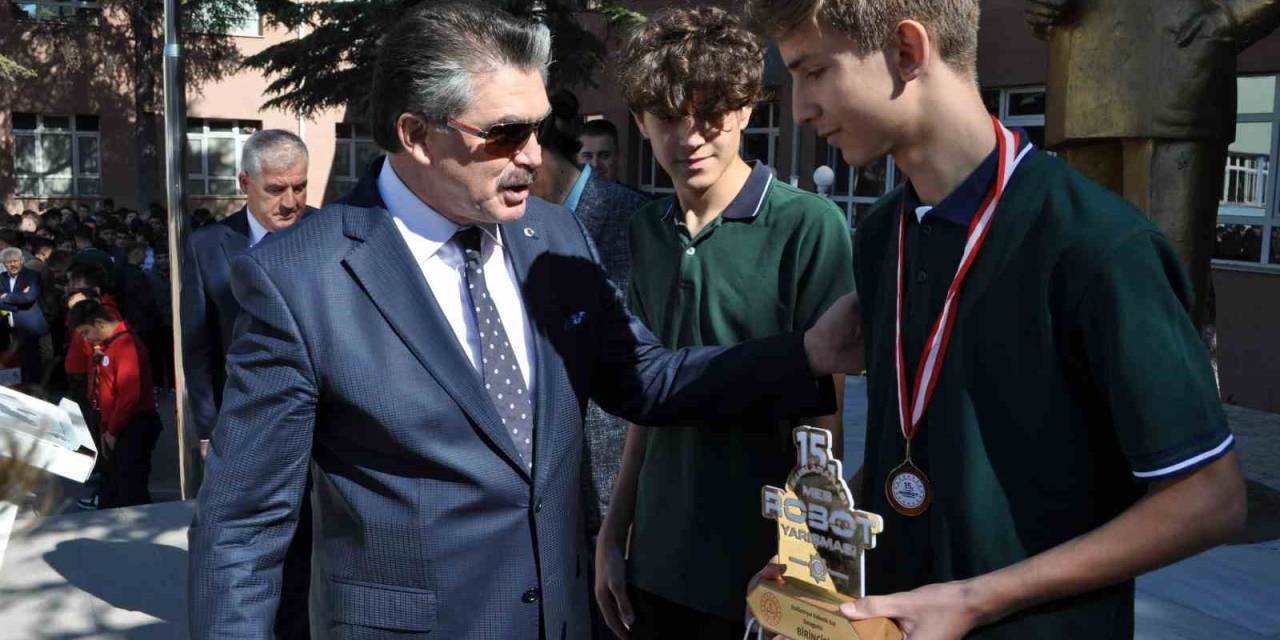 Endüstriyel Robotik Kol Kategorisi’nde Dünya Birincisi Ve İkincisi Olan Öğrencilere Ödül Verildi