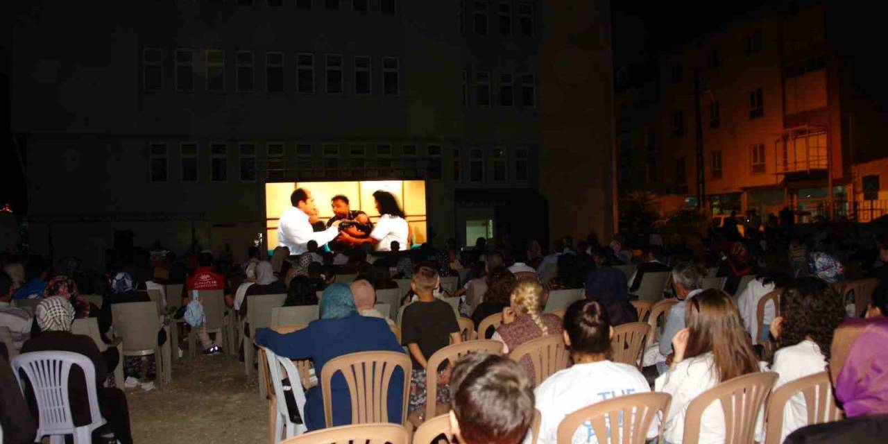 Kendi Hayatını Sahne Alan Filmi Duygu Dolu Gözlerle İzledi