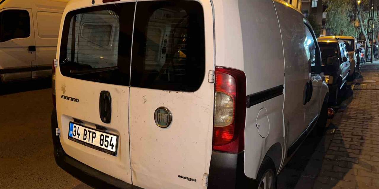 Esenler’de 3. Kez Hırsızların Hedefi Olan Araçtan 25 Bin Liralık Soygun Kamerada