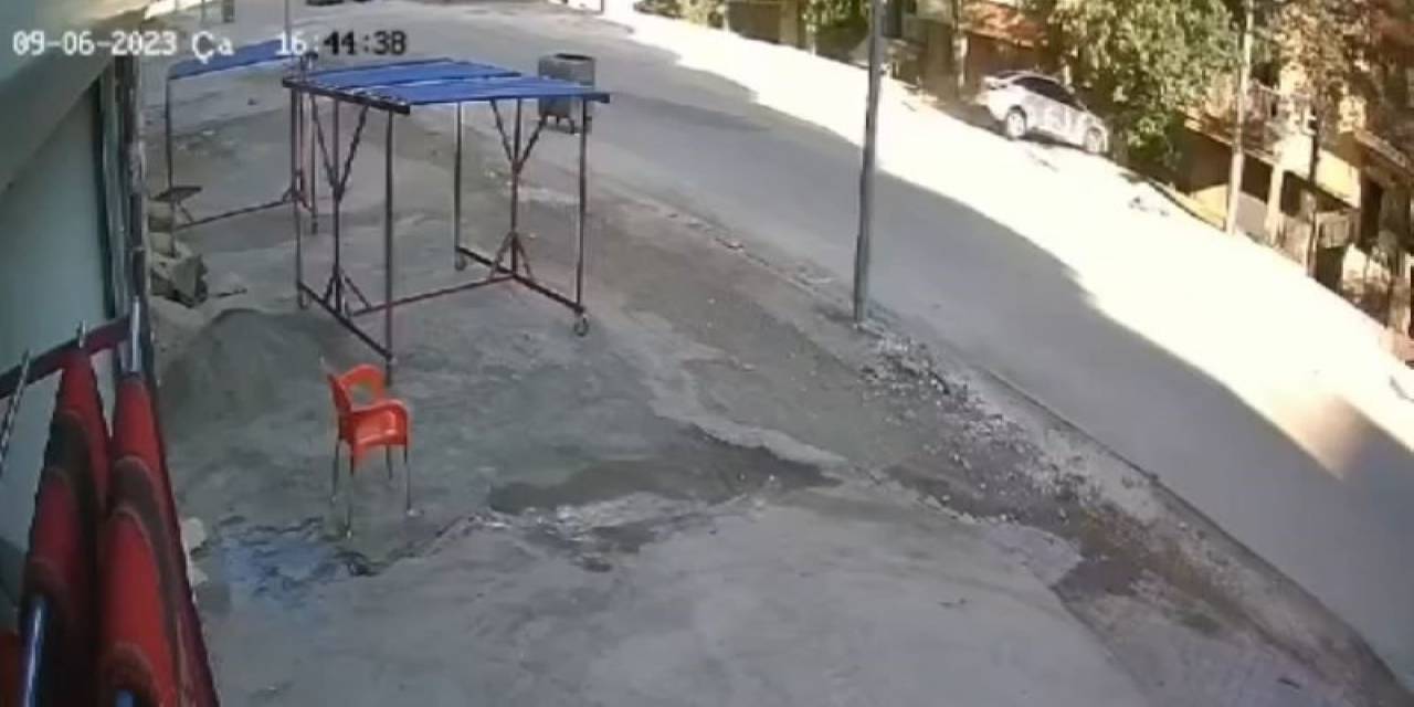 Şanlıurfa’da 2 Metrelik Boşluğa Düşen Otomobil Güvenlik Kamerasında
