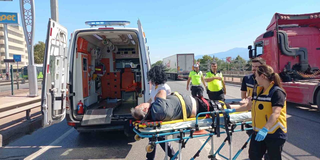 Sürücü Fenalaştı, Kontrolden Çıkan Tır Otomobile Ve Kamyonete Çarptı