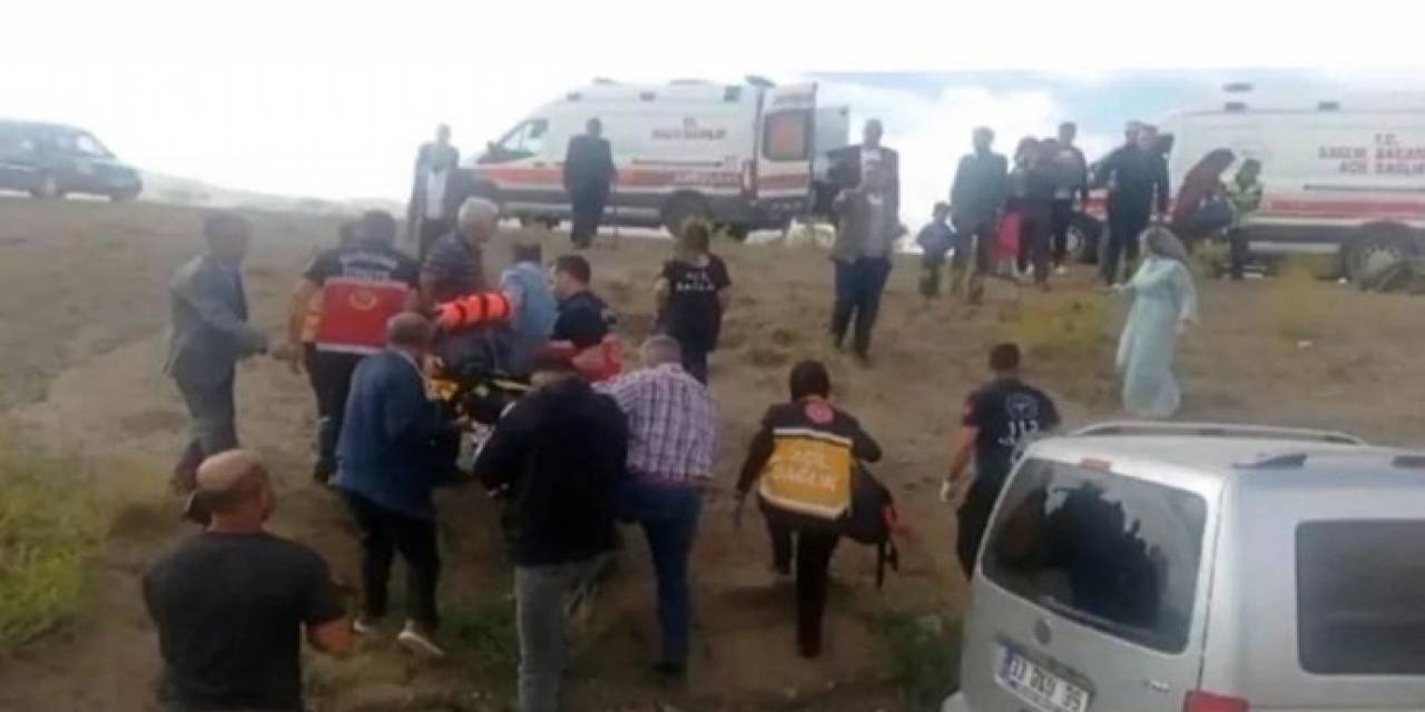 Kamyonet Şarampole Devrildi: 5 Yaralı