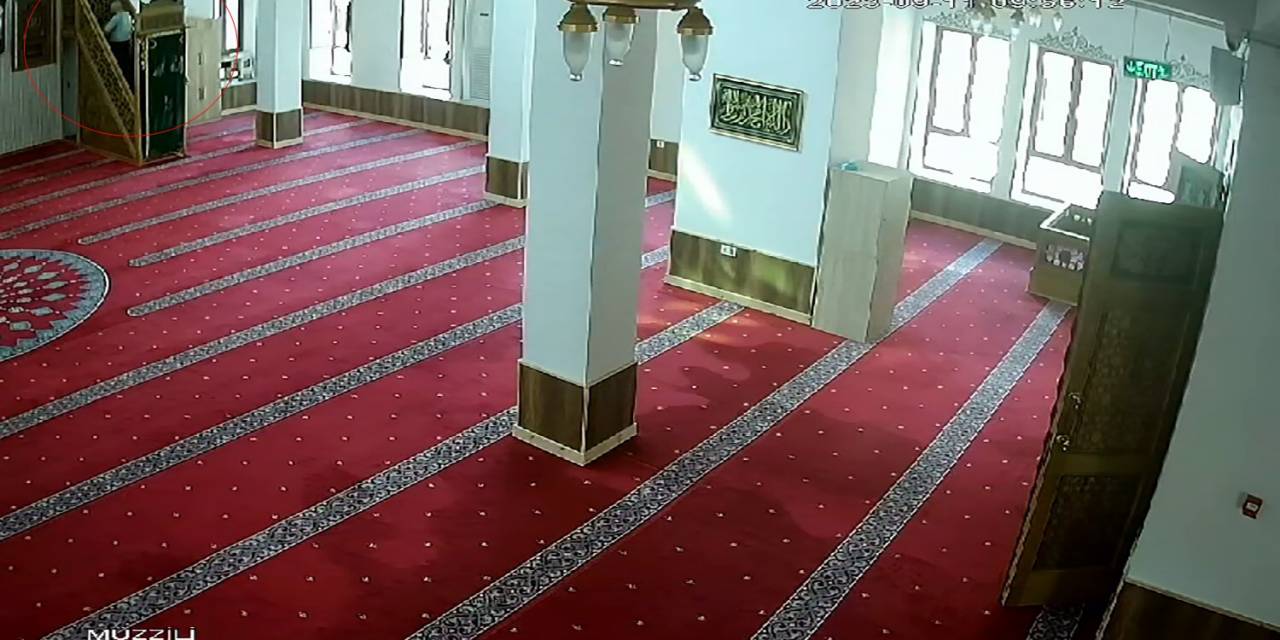 Küçükçekmece’de Caminin Mikrofonunu Çalan Şahıs Kamerada