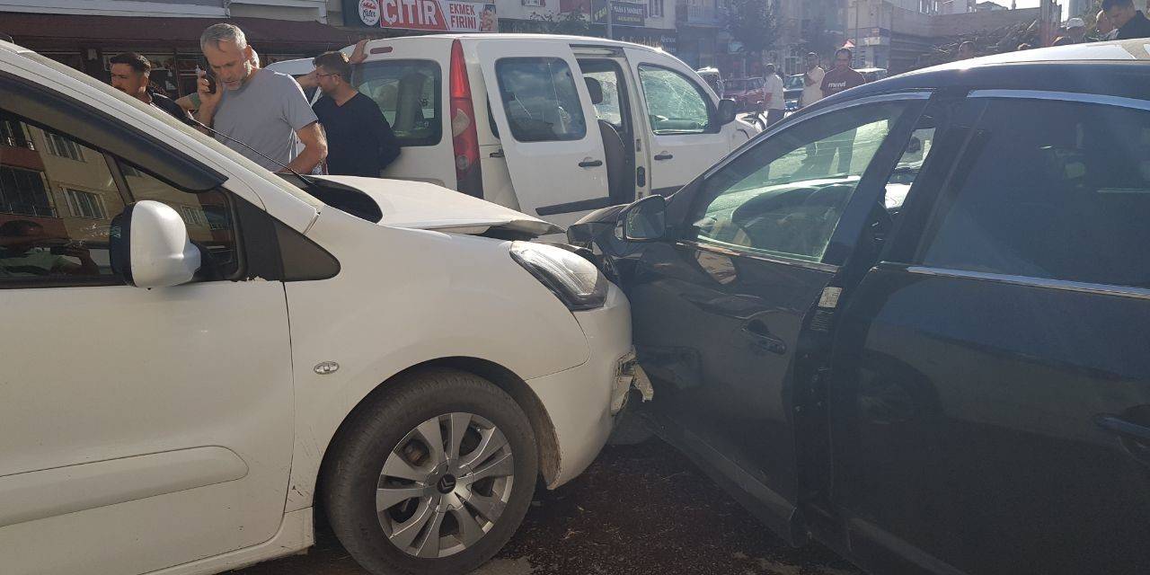 Çorum’da Zincirleme Trafik Kazası: 2’si Çocuk 4 Yaralı