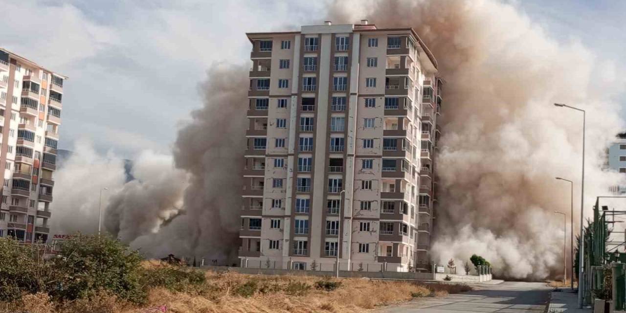 Malatya’da Yüksek Katlı Binaların Patlayıcı İle Yıkımı Sürüyor