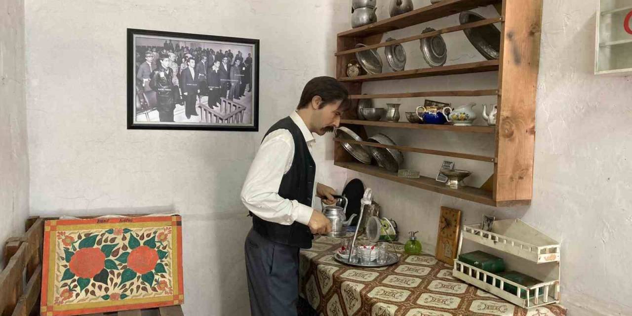 12 Eylül’ün Yıldönümünde Kenan Evren’in Mezarında Protesto