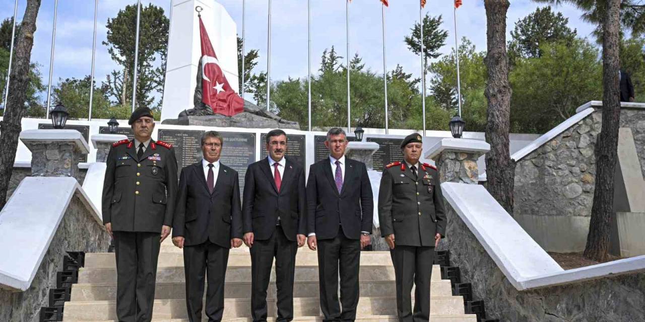 Cumhurbaşkanı Yardımcısı Yılmaz, Boğaz Şehitliği’ni Ziyaret Etti