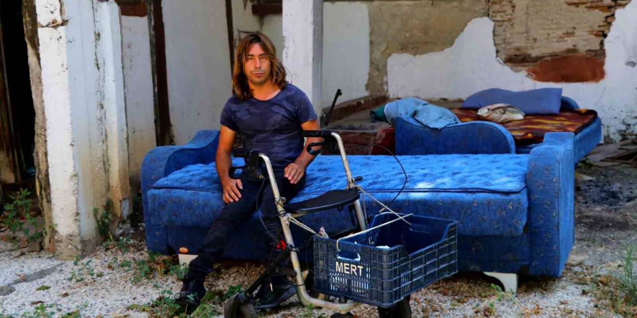 Engelli Kiracısını Eşyalarıyla Sokağa Attı