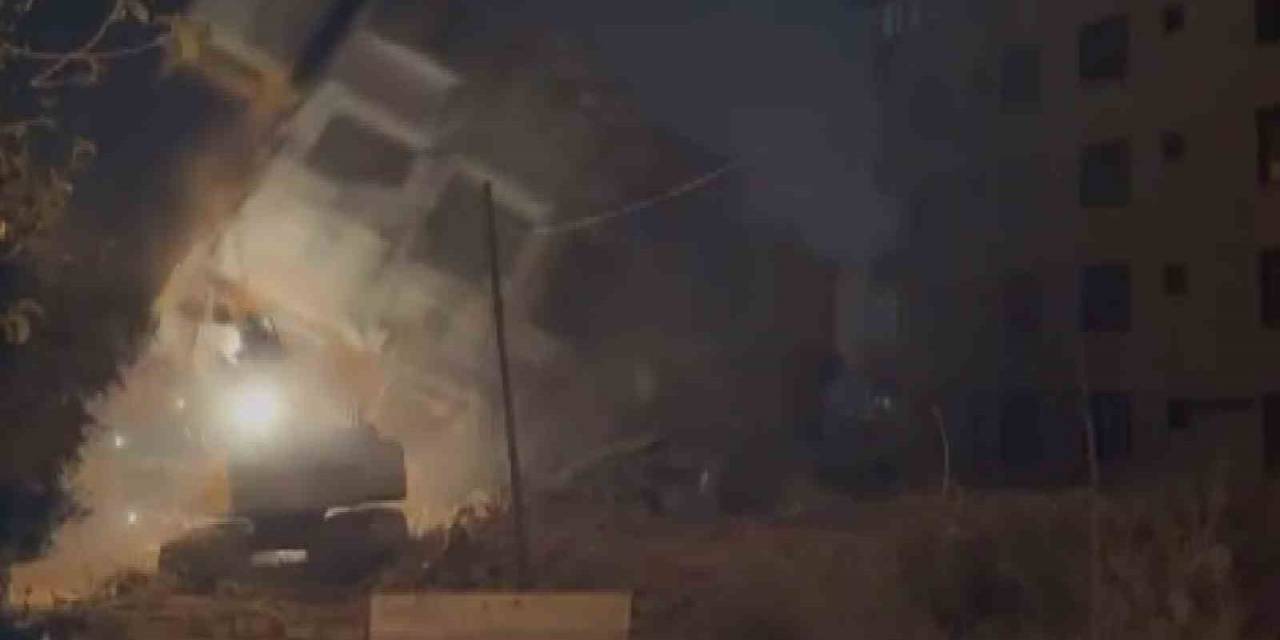 Yıkım Esnasında 6 Katlı Binanın İş Makinesinin Üzerine Çökme Anı Kamerada