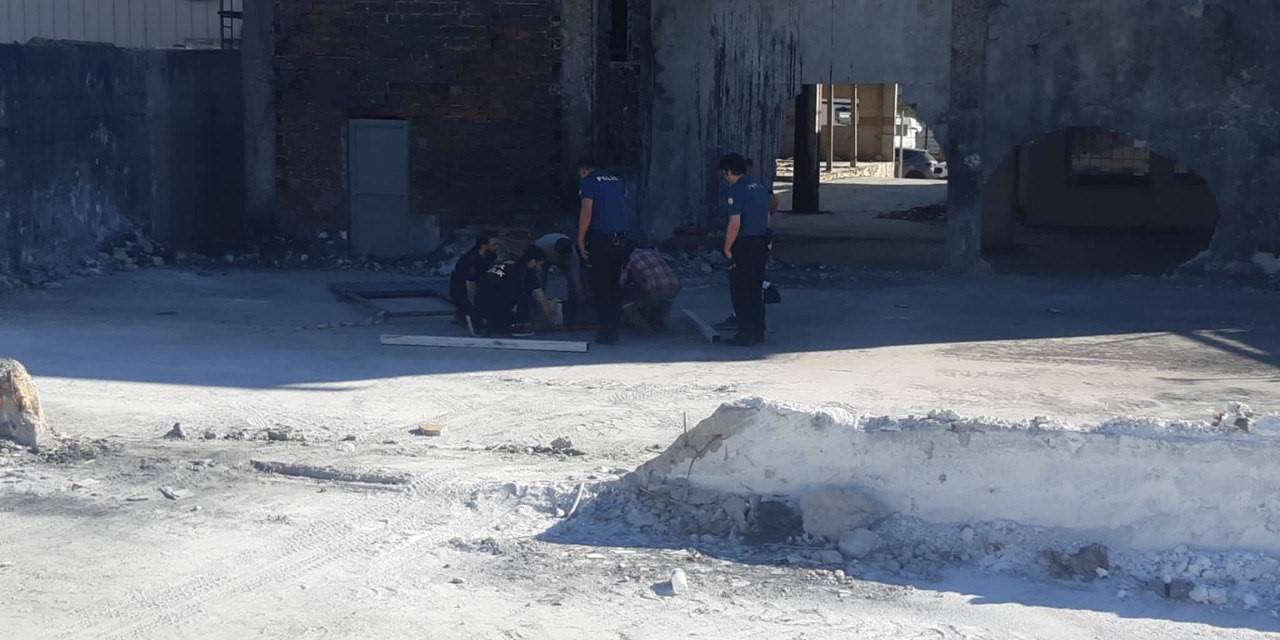 Rüzgarın Devirdiği Demir Kapının Altında Kalan 2 İşçi Yaralandı