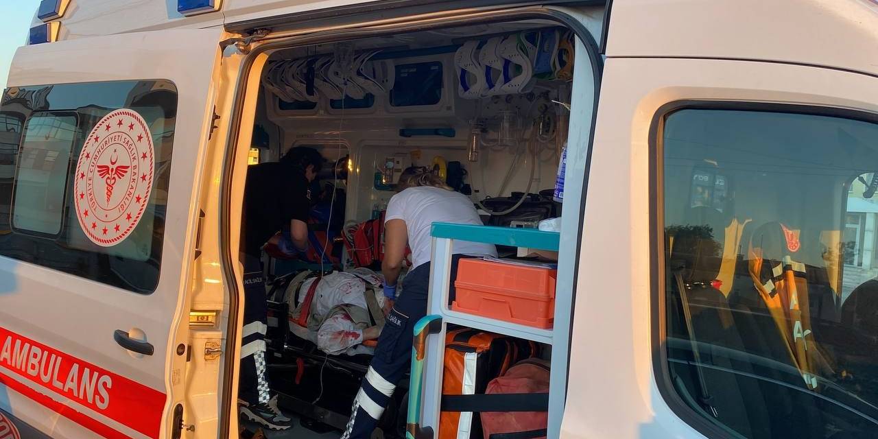 Üst Geçidi Kullanmadı Otomobil Çarptı