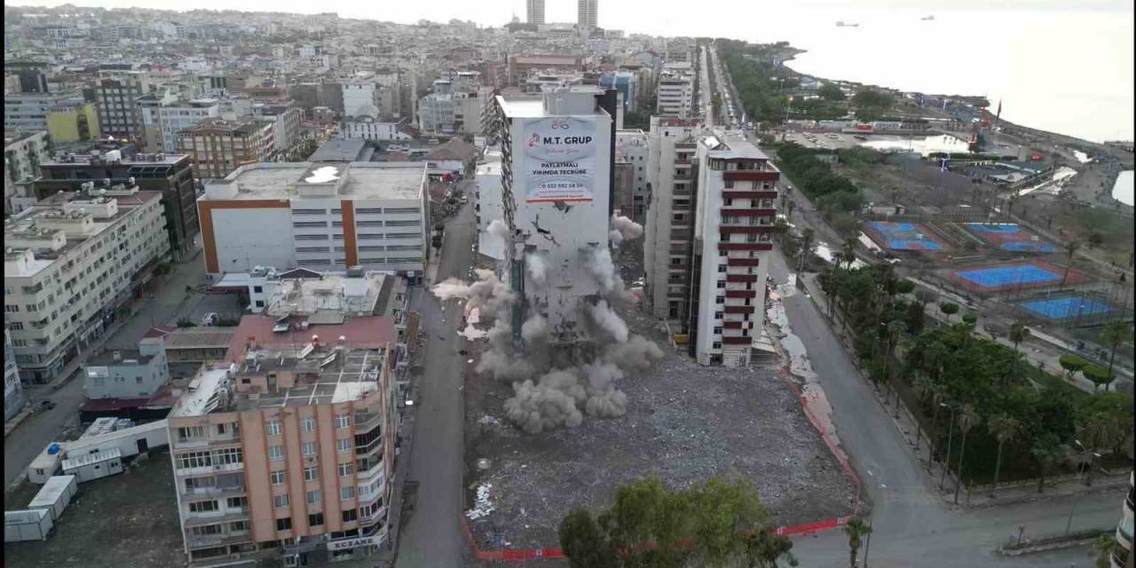 İskenderun’da 13 Katlı Bina Patlatma Yöntemiyle Yıkıldı