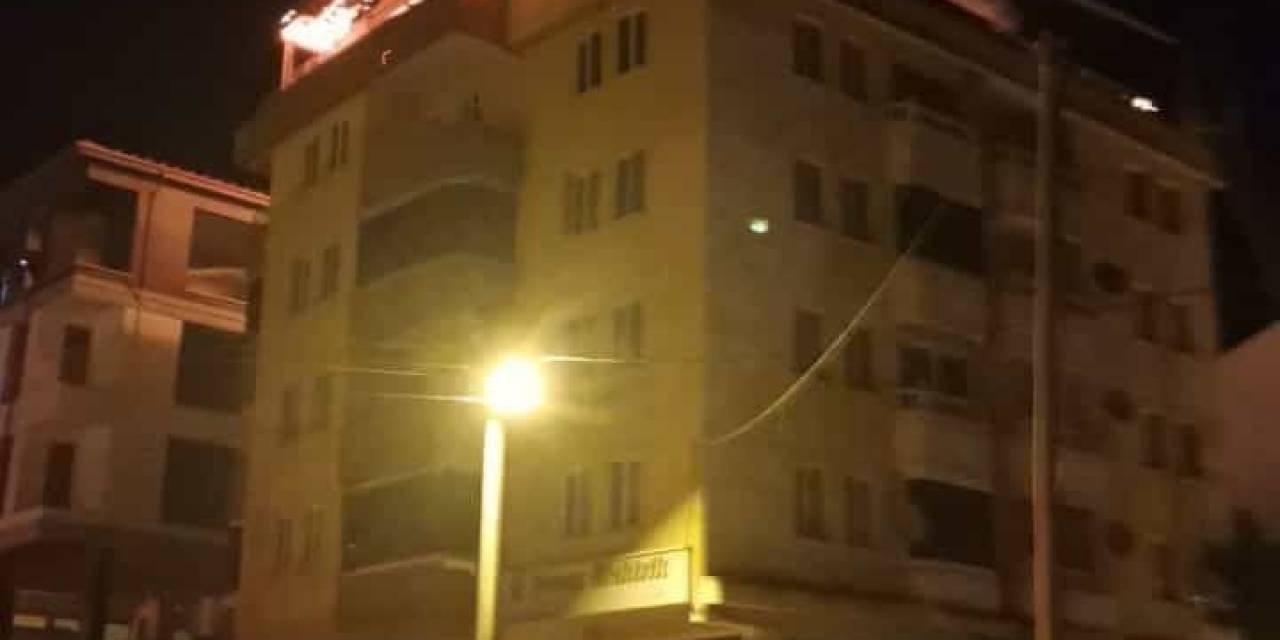 5 Katlı Binanın Çatısında Başlayan Yangın Üst Katı Sardı