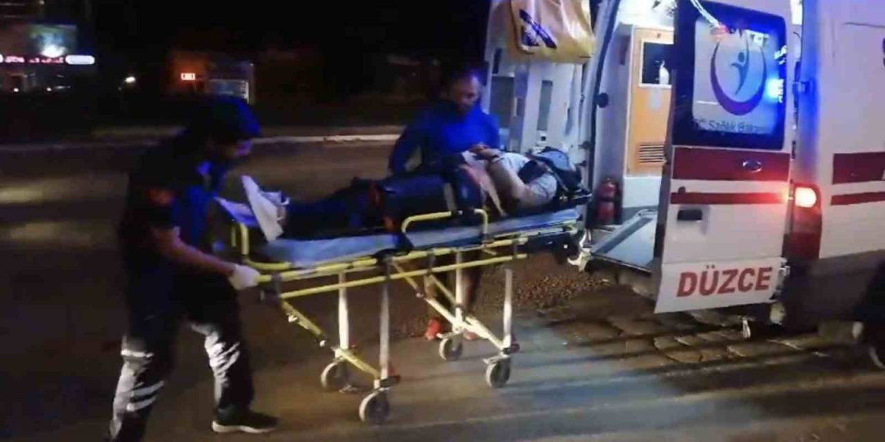 Motosiklet Otomobile Çarpıp Dükkana Girdi: 2 Yaralı