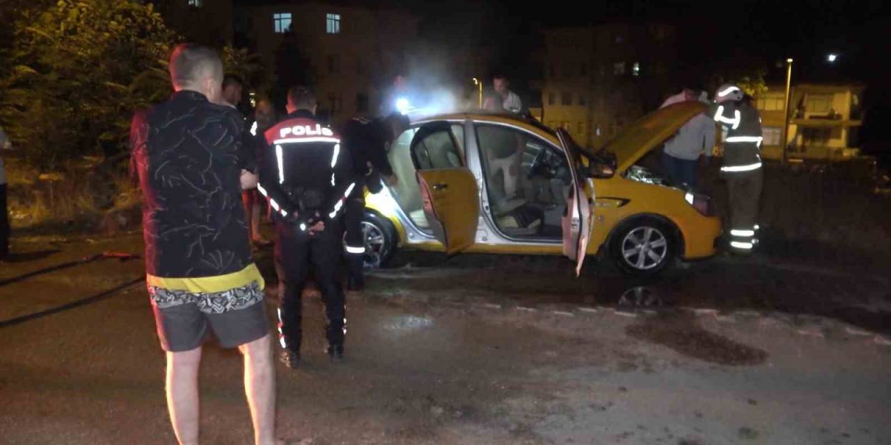 Kırıkkale’de Ticari Takside Çıkan Yangını İtfaiye Söndürdü