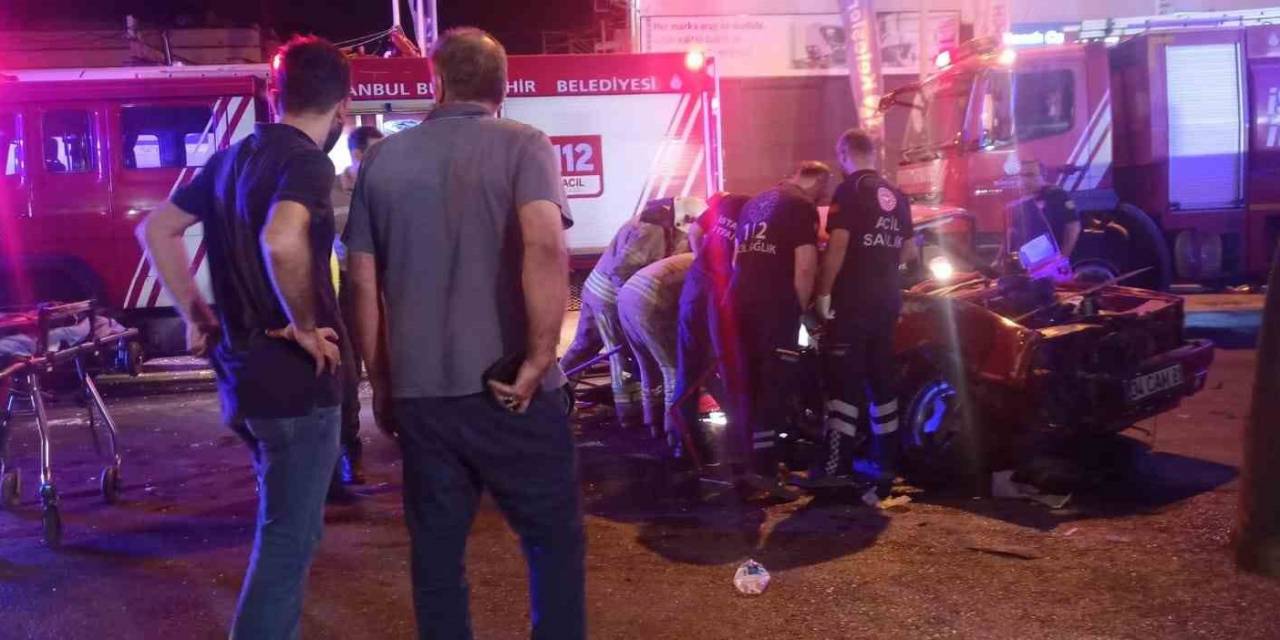 Oksijen Yüklü Tıra Çarpan Otomobil Hurdaya Döndü: 2 Yaralı