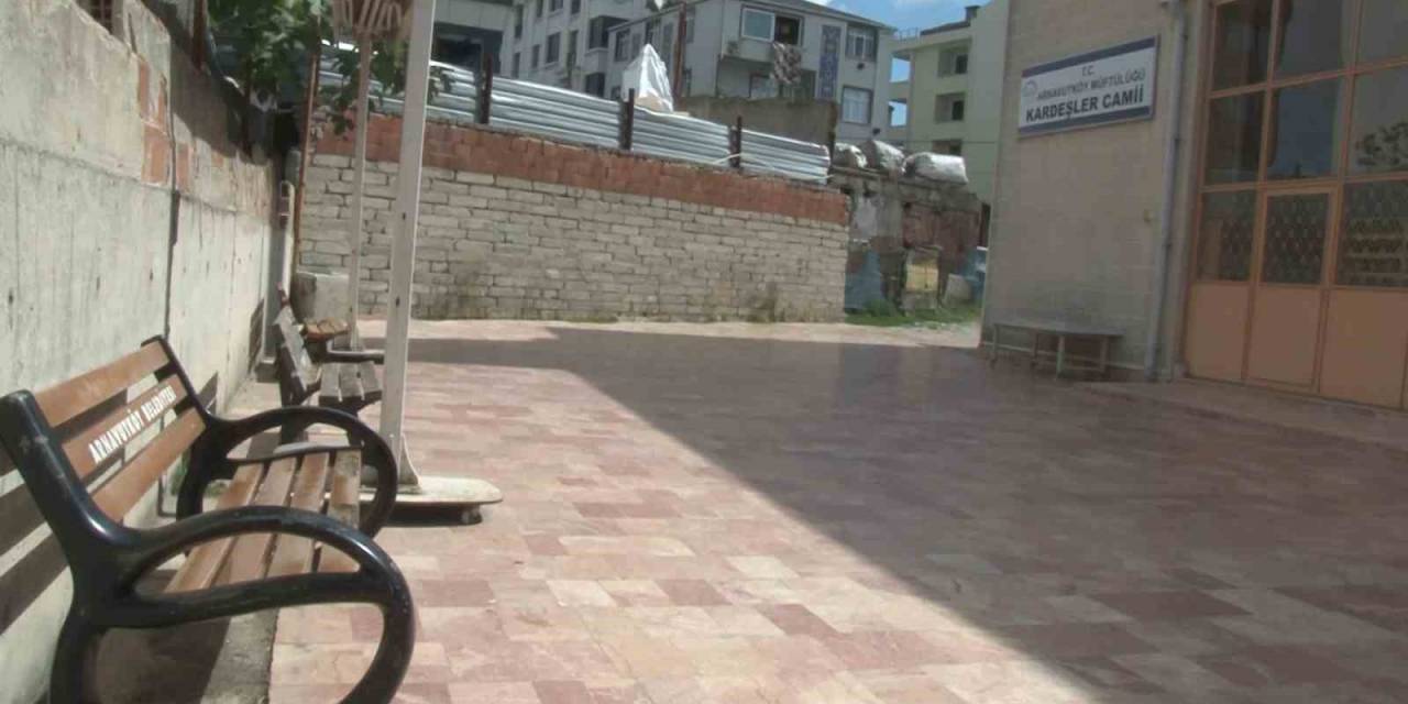 Arnavutköy’de Cami Avlusuna Bırakılan Bebek Cemaat Tarafından Bulundu