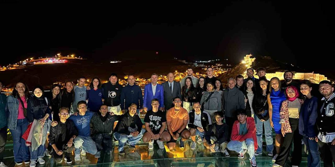 Başkan Pekmezci, Yabancı Öğrencileri Bamsı Beyrek Seyir Terasında Ağırladı