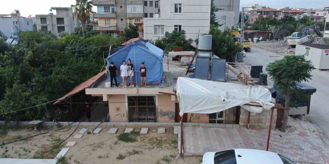 Depremzede Öğrenciler Ders Çalışmak İçin Evin Damına Çadır Kurdu