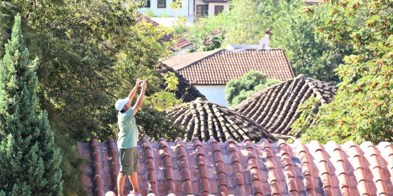 Fotoğraf Çekmek İçin Yasak Dinlemeden Tarihi Yapının Çatısına Çıktı, Hem Şaşırttı Hem Güldürdü