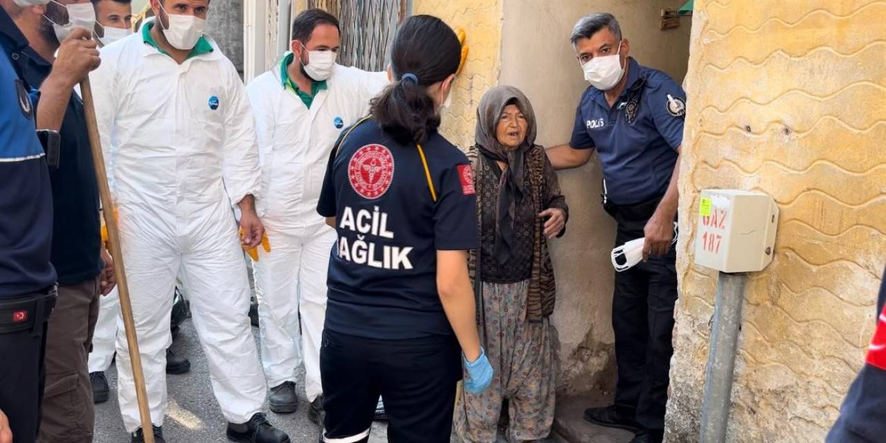 Kamyon Kamyon Çöp Çıktı...evini Temizlettirmek İstemeyen Kadın Arka Arkaya Beddua Yağdırdı