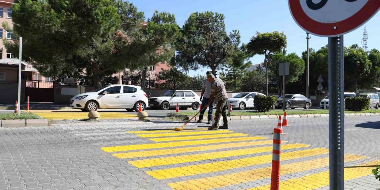 Burhaniye’de Yaya Geçitleri Yenileniyor