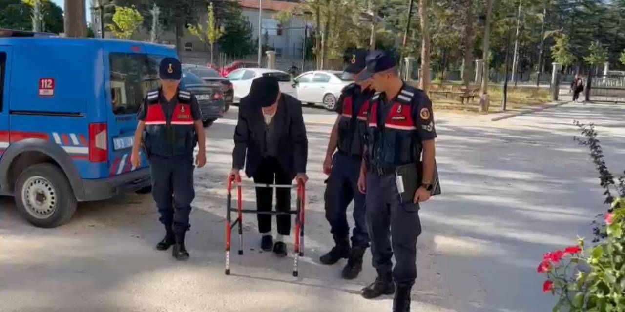 Karısını Öldürdüğü İddia Edilen 89 Yaşındaki Şüpheli Adliyeye 4 Ayaklı Bastonla Getirildi