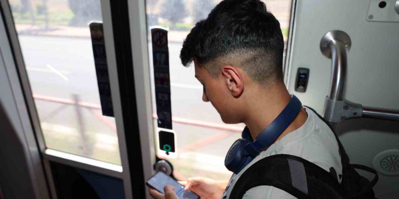 Büyükşehir’in Tramvaylardaki Ücretsiz İnternetinden Vatandaşlar Çok Memnun