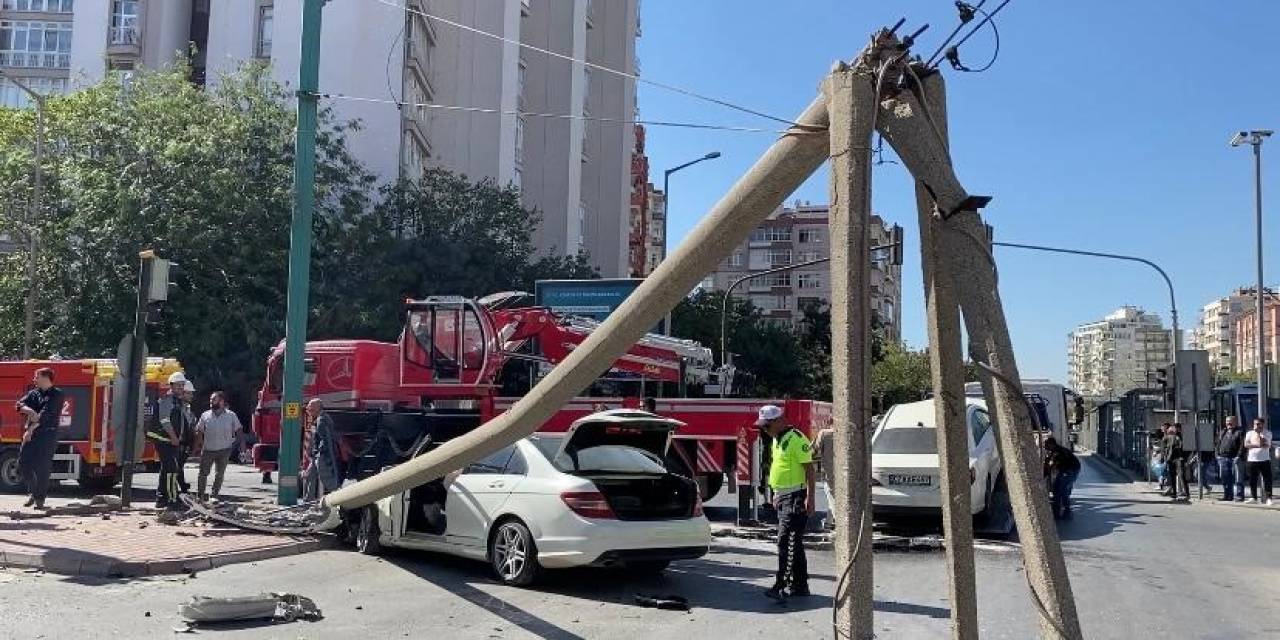 Otomobilin Çarptığı Direk, Tramvay Hattının Tellerine Devrildi: 1 Yaralı