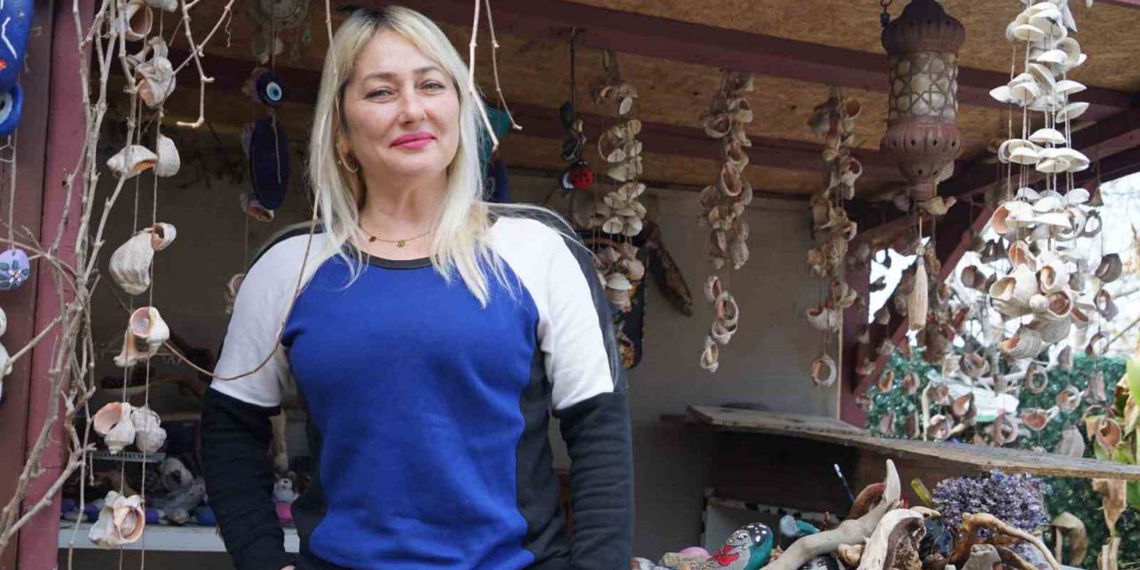 Selin Sürüklediği Ağaç Kökleri İle Taşları Toplayıp Dekoratif Süs Eşyalarına Dönüştürdü