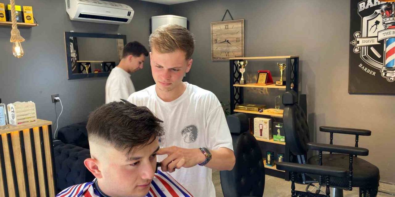 Genç Kuaför Müşterisini Deniz Manzarası Eşliğinde Tıraş Etti