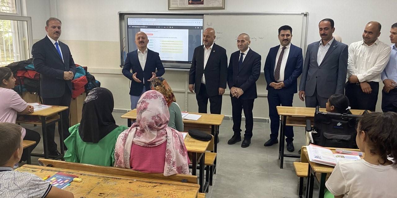 Depremzede Öğrencilere Kırtasiye Malzemesi Dağıtıldı