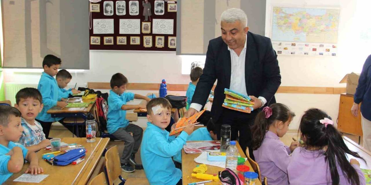 Başkan Fatih Çalışkan’dan Minik Öğrencilere Hediye