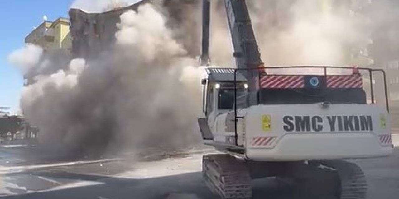 Ağır Hasarlı Bina Yıkım Esnasında Tek Dokunuşla Yerle Bir Oldu