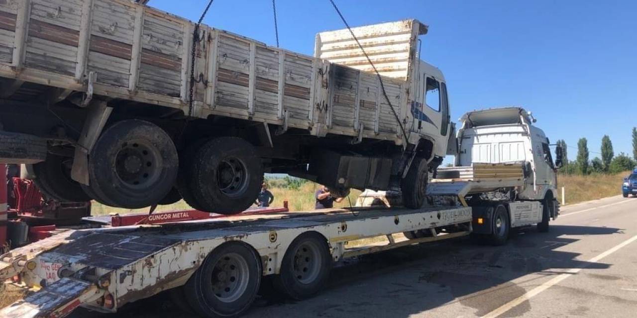 Burdur’da Kontrolden Çıkan Kamyon Şarampole Devrildi: 1 Yaralı