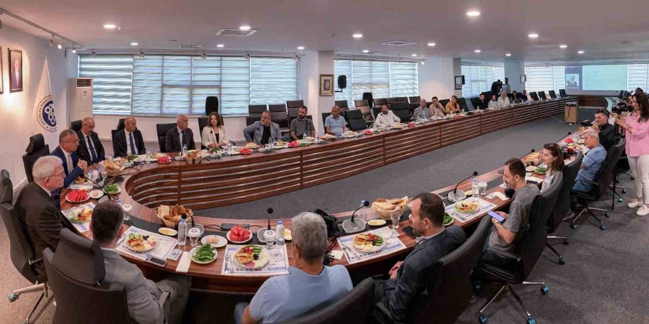 Rektör Levent Ve Deprem Teknolojileri Enstitüsü Müdürü Özden Basınla Bir Araya Geldi