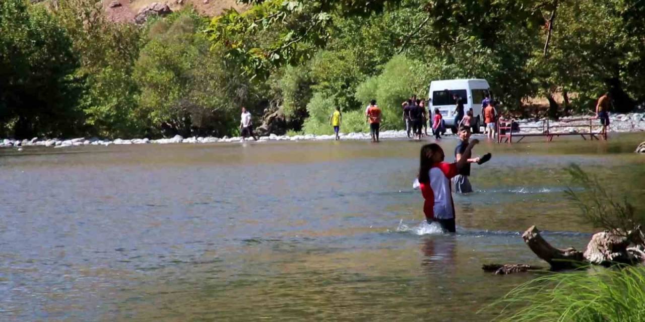 Derecik’te Sıcaktan Bunalan Vatandaşlar Derede Serinliyor