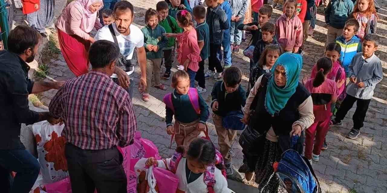 Öğrencilerin Kırtasiye İhtiyaçlarını Hayırsever Aile Giderdi