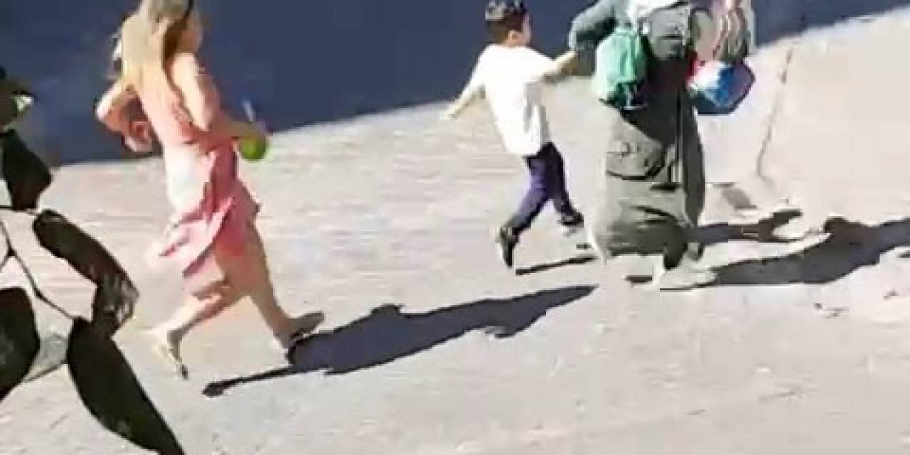 Esenyurt’ta Yoldan Geçenlere Saldıran Kadın Kameralara Yansıdı