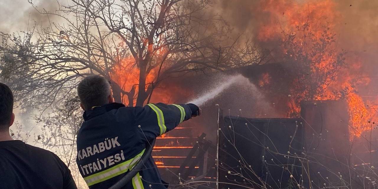Otluk Alanda Çıkan Yangında Garaj Ve Baraka Kül Oldu