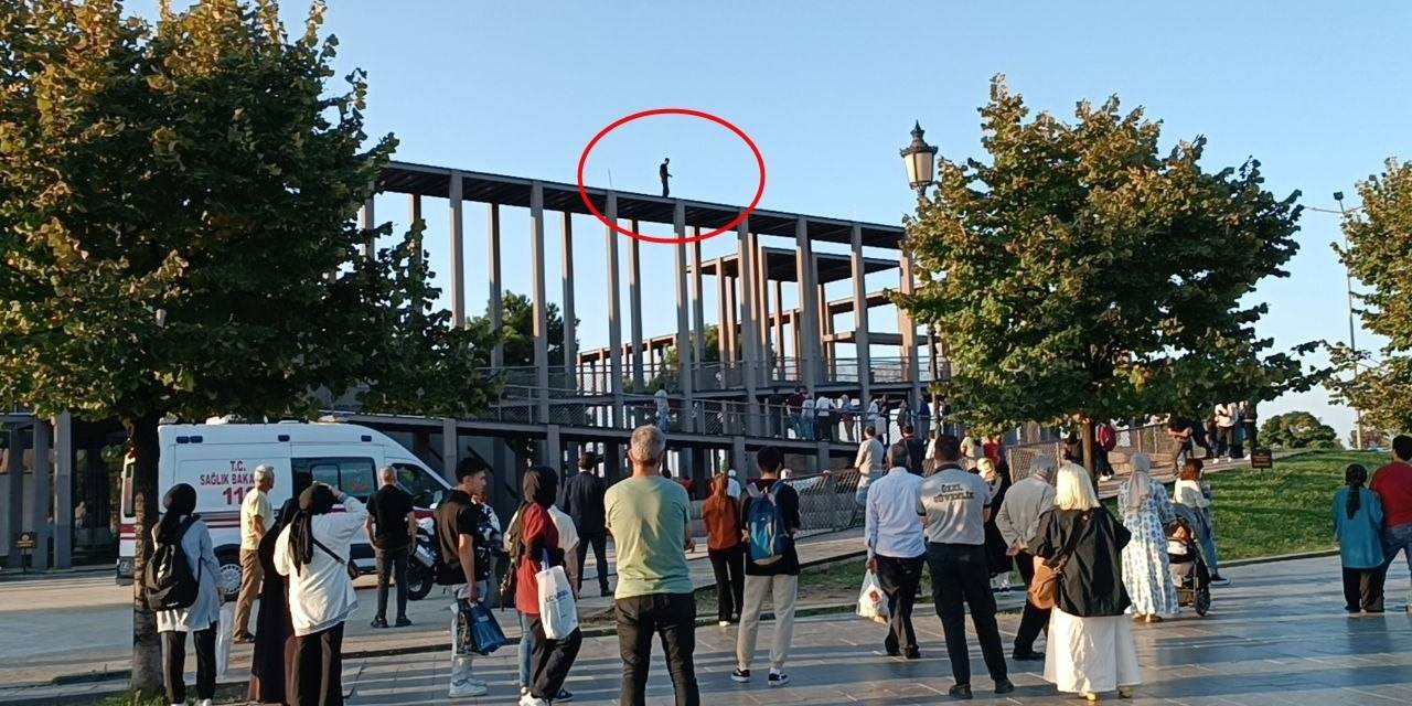 Müze Korkuluklarında Can Pazarı, Aşağıda Canlı Yayın Telaşı