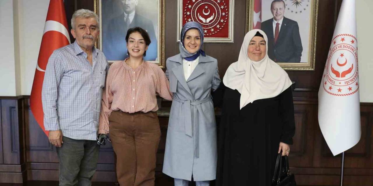 Bakan Göktaş, Bilgi Yarışmasında 1 Milyon Lira Ödül Kazanan Rabia Birsen İle Bir Araya Geldi