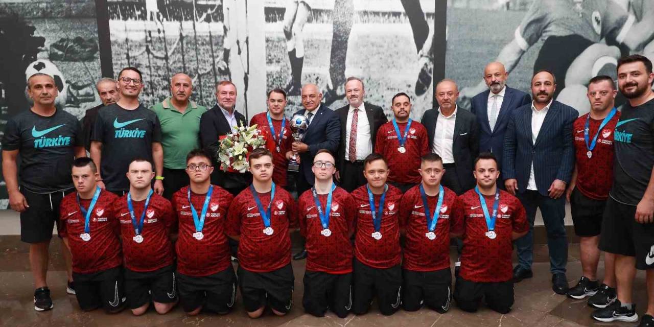 Down Sendromlular Milli Takımı, Avrupa Kupasını Başkan Büyükekşi’ye Getirdi