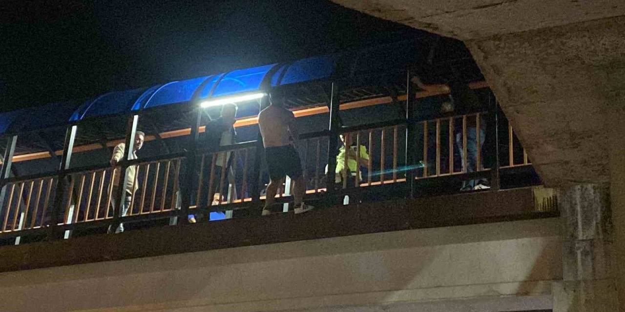 İntihara Kalkışan Genci Polis İkna Etti