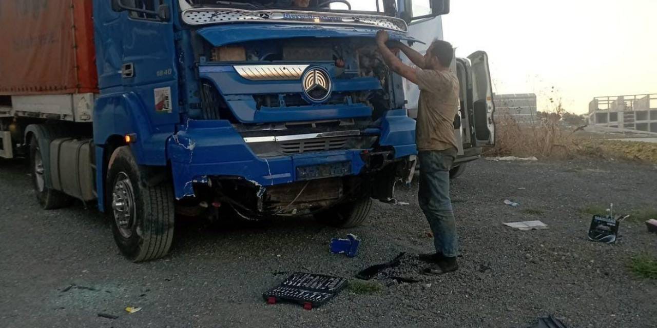 Freni Boşalan Tır Duvara Çarparak Durdu