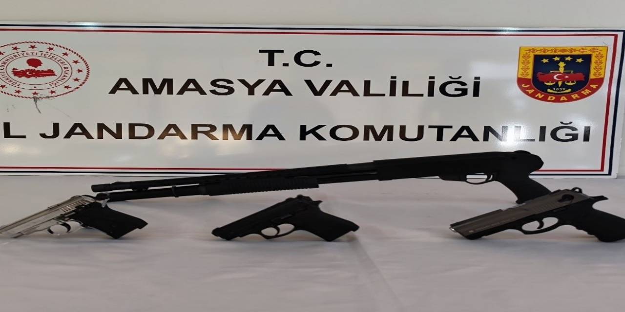 Amasya’da Düğünde 4 Ruhsatsız Silah Ele Geçirildi: 4 Kişi Hakkında İşlem Başlatıldı